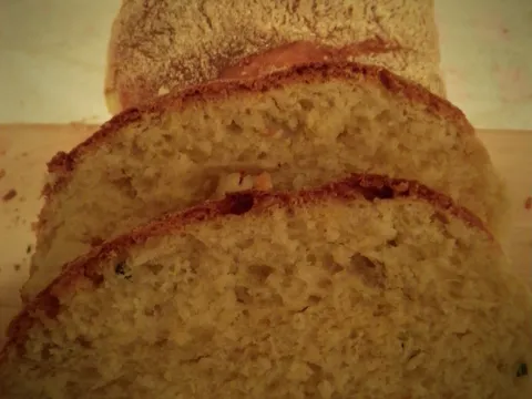 kruh svjeze izrezan