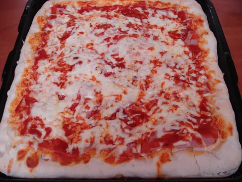 Pizza sa punjenim rubom pečena