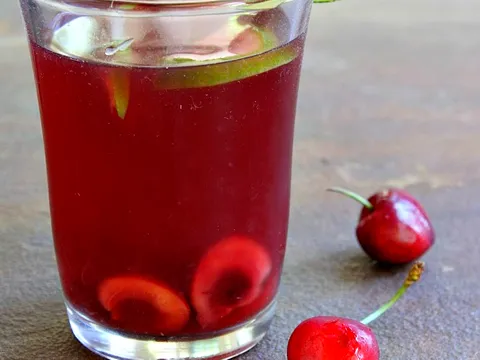 Višnja-limunada-vino koktel