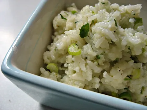 Topla riža na salatu
