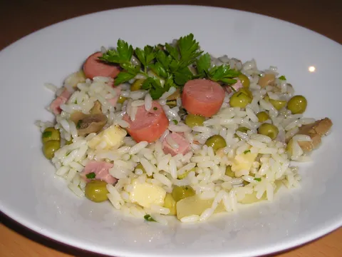 Salata od riže s hrenovkama
