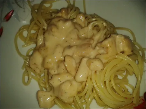 Špagete sa piletinom i umakom