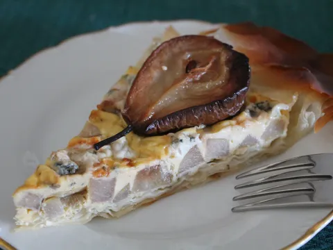 Tart od gotovih kora sa kruskama i plavim sirom