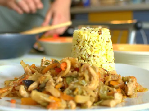 thai povrce piletina u woku  i riza sa sjemenkama i safranom