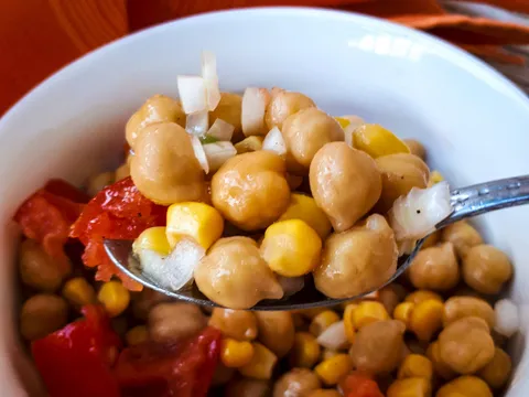 Salata od slanutka, kukuruza i rajčice