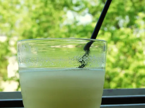 Osvježavajuće piće od ananasa, limuna i đumbira