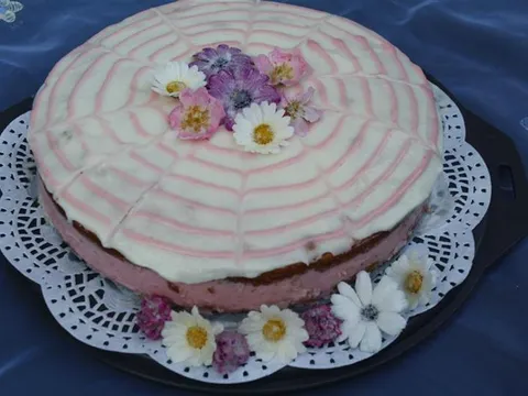 Glazirana torta s usecerenim cvijecem