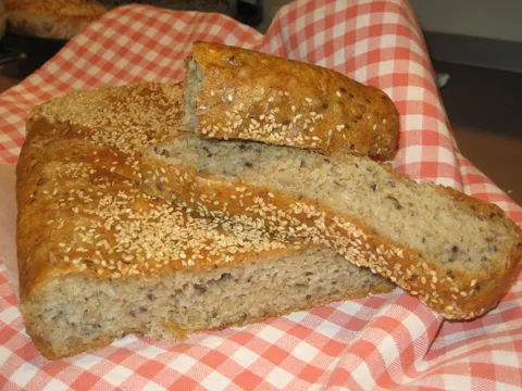 Hleb sa pšeničnim mekinjama i semenkama