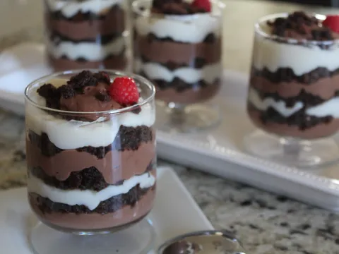 Mini trifles sa brownies i pudingom