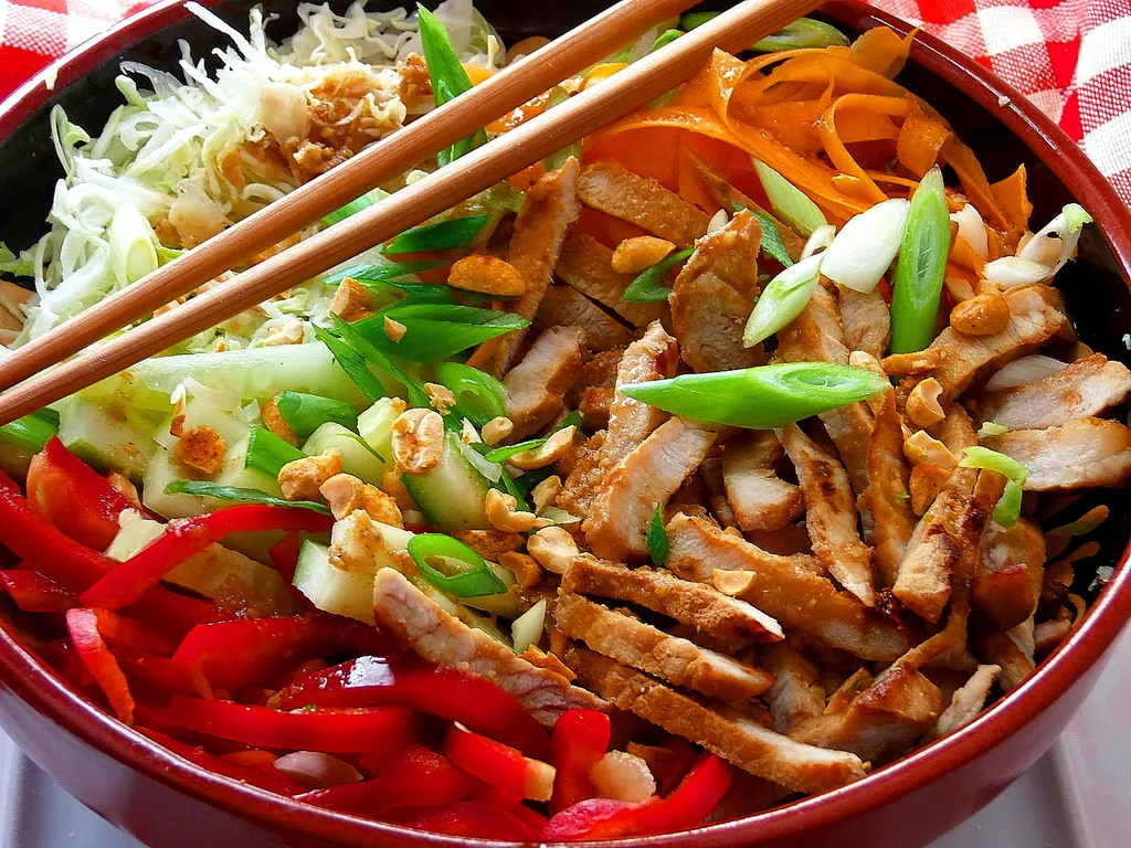 Kung-Pao salata sa sichuanskim umakom/dressingom