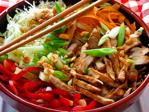 Kung-Pao salata sa sichuanskim umakom/dressingom