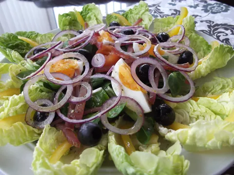 Salata sa  susenim lungicem, jajima i maslinama