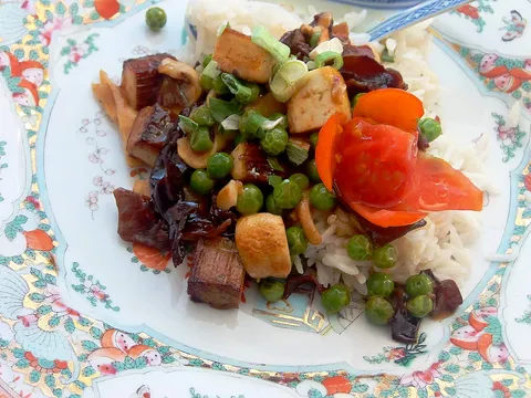 Tofu i gljive stir-fry