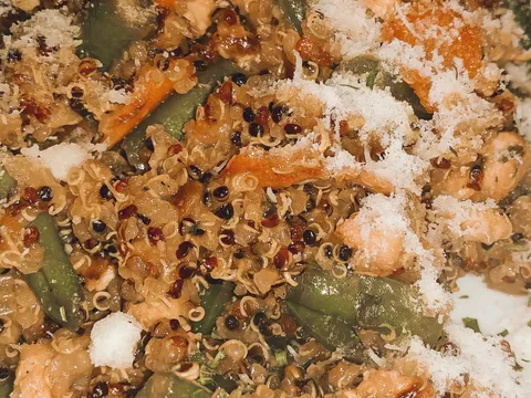 Kvinoja s povrcem i piletinom