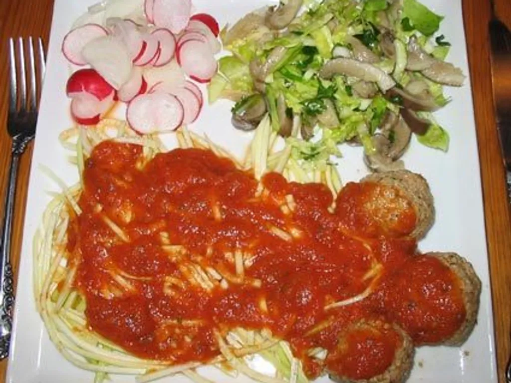 Špagete i ćufte u sosu od paradajza &#8211; sve sirovo!