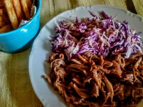 Pulled pork ( vucena svinjetina) sa coleslow salatom
