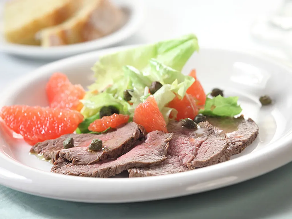 Biftek sa salatom od crvenog grejpa