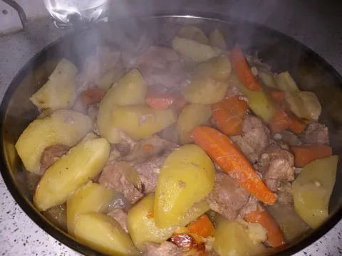 Jagnjetina sa povrćem pećena u tegli