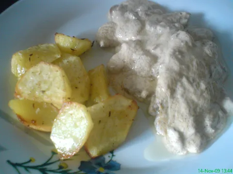 Krompir sa kimom i piletina i gljive u bijelom sosu