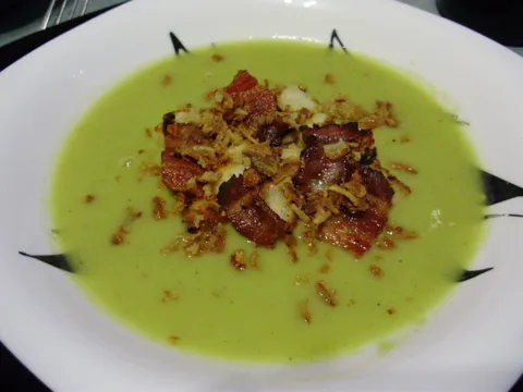 Krem juha od brokule sa prženim lukom i špekom