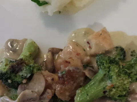 Broccoli i piletina u kremastom sosu od pecuraka