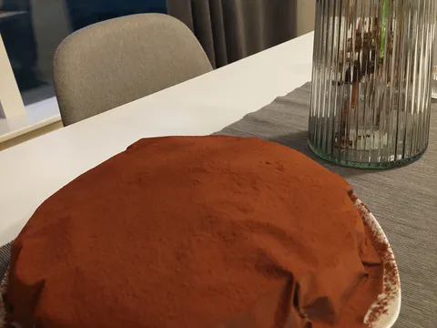 Torta od cokolade pokrivena plastom