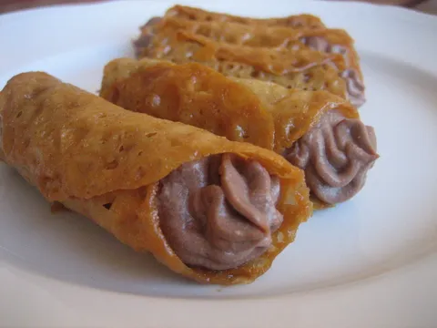 Hrskavi kanoli punjeni nutelom i rikotom ili ti Cannoli Crispy Stuffed with Ricotta and Nutella