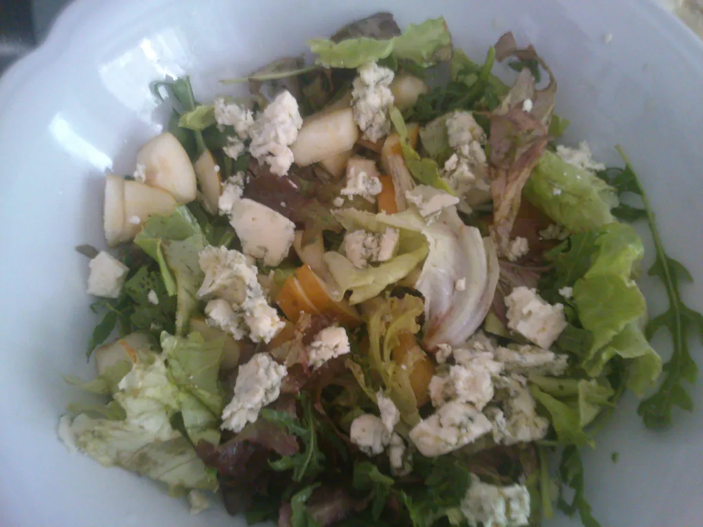 Salatica sa rukolom,kruskama i gorgonzolom