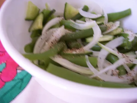 Salata od zelene boranije,krastavca i luka