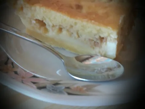 Jednostavni kolač od jabuka s kremom od vanilije