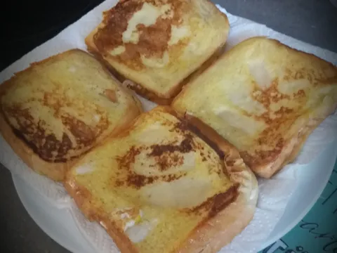 Pohani tost kruh sa šunkom, sirom i sirnim namazom