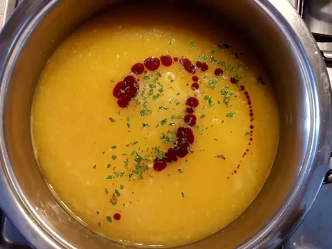 Aromatična juha od bundeve s bučinim uljem