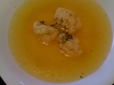 Pileća juha sa domaćim knedlima