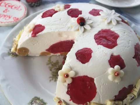 Crveno-bela cheesecake torta