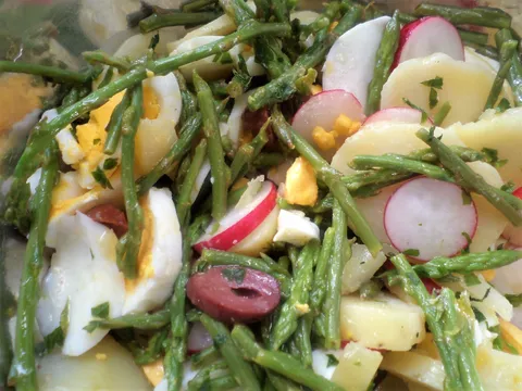 Salata od divljih šparoga, rotkvica, jaja i krumpira