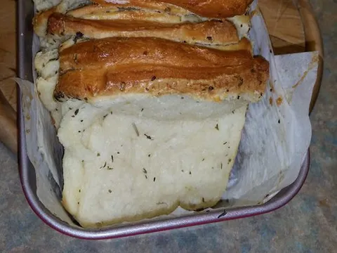 Kruh s provansalskim travama