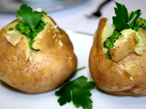Pečeni krompir sa pesto sosom