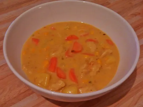 Curry varivo s piletinom, mrkvom i kukuruzom