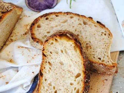 Kruh s pivom, pečenim krumpirom i ružmarinom