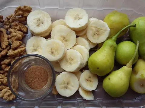 Kruška-orasi-banana smoothie