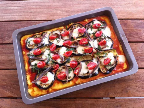 Pizza od palente s mariniranim povrćem i inćunima