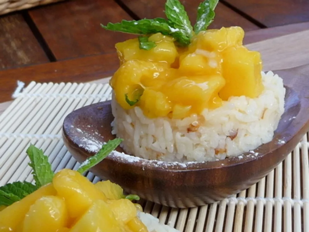 Mango s Rizom (Mango with coconut sushi rice)