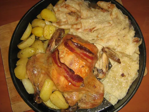 Pečena kokoš s:mlincima,krumpirom i malo pancete