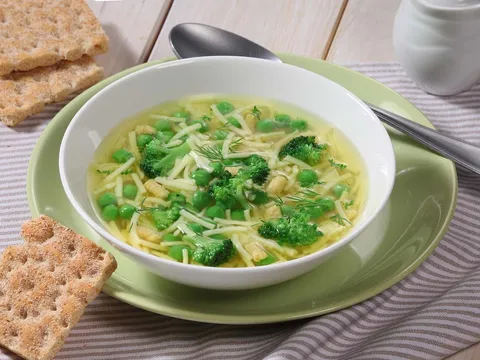 Kokošja juha s brokulom i koprom