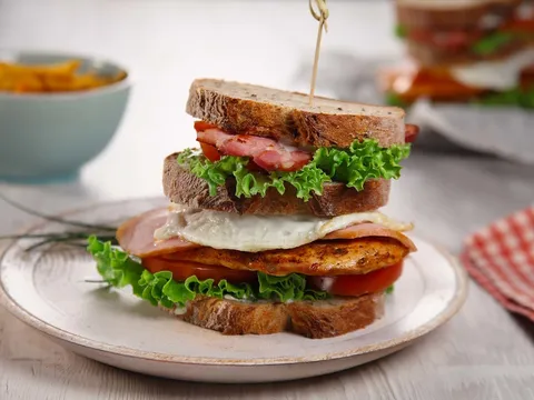 Klupski sendvič s hrskavom slaninom i prženom piletinom