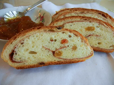 Kruh sa cimetom i grozdjicama (Cinnamon Raisin Bread)