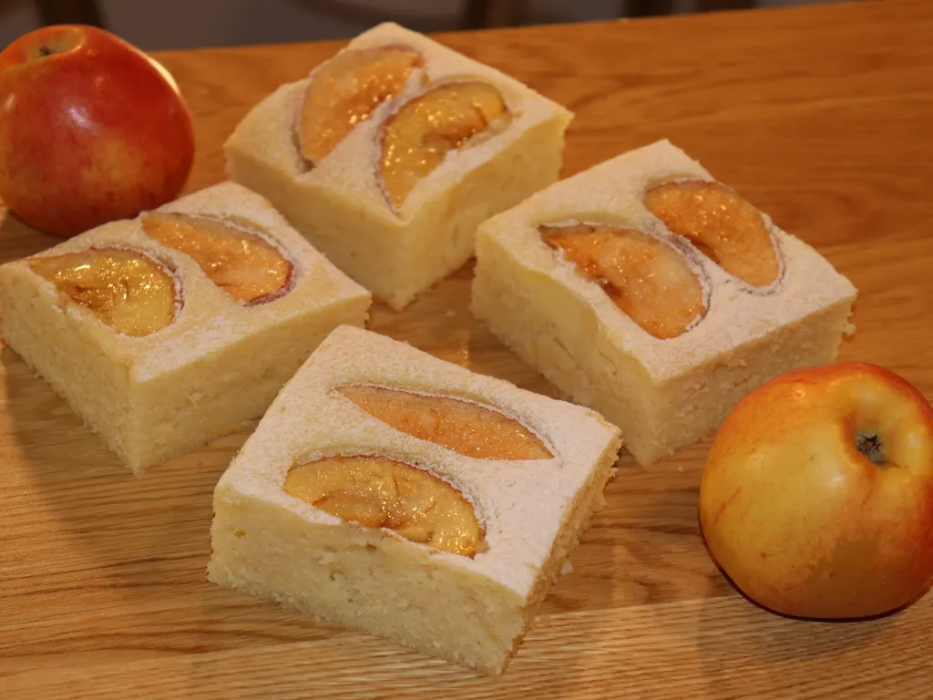 Jednostavan i brz kolač s jabukama
