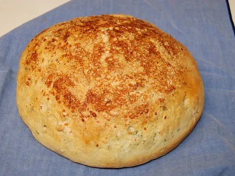 Kruh sa cesnjakom, sirom i aromatskim biljem