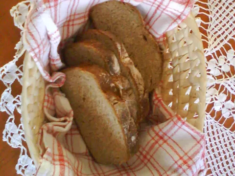 Kruh od integralnog, crnog i raženog brašna