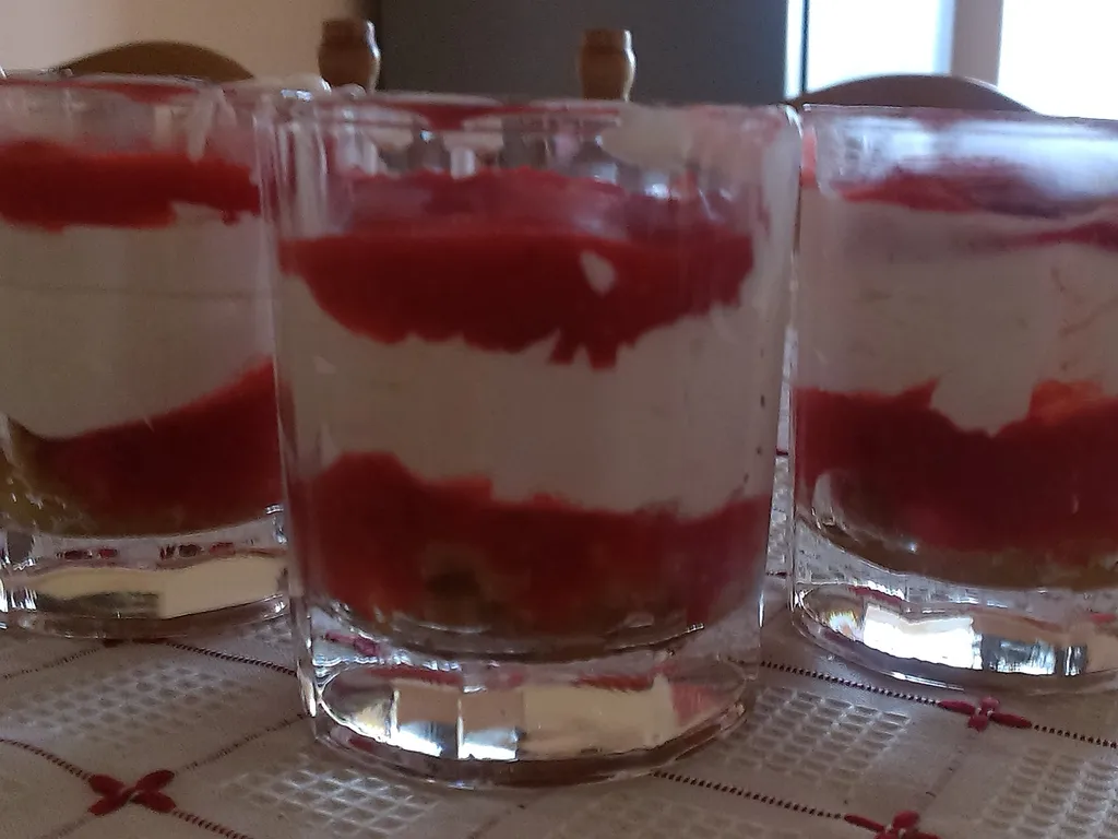 Cheesecake s jagodama u čaši